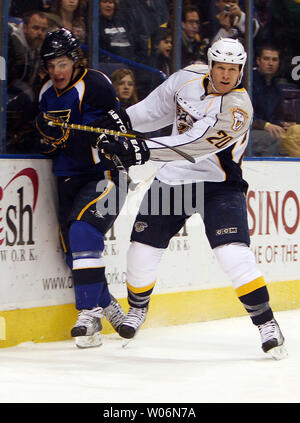 Nashville Predators Ryan Suter (20) forza San Louis Blues TJ Oshie nei pannelli durante il primo periodo alla Scottrade Center di San Louis su dicembre 29, 2009. UPI/Bill Greenblatt Foto Stock