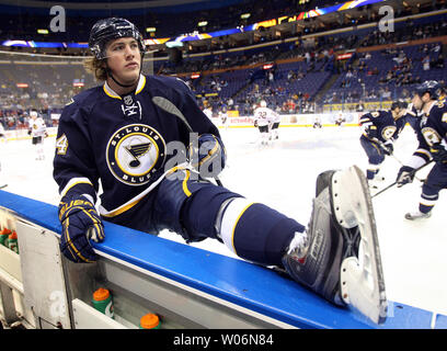 Louis Blues Oshie TJ si allunga durante warmups prima di una partita contro i Chicago Blackhawks al Scottrade Center di San Luigi il 2 gennaio 2010. UPI/Bill Greenblatt Foto Stock