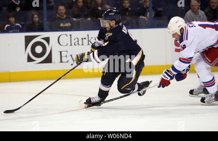 Louis Blues Paul Kariya (9) passaggi sul bastone di New York Rangers Marc Staal nel primo periodo al Scottrade Center di San Luigi il 16 gennaio 2010. UPI/Bill Greenblatt Foto Stock