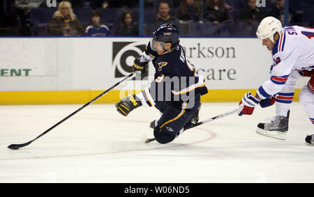 Louis Blues Paul Kariya (L) cade dopo essere scattato dalla New York Rangers Marc Staal nel primo periodo al Scottrade Center di San Luigi il 16 gennaio 2010. UPI/Bill Greenblatt Foto Stock