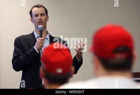 Louis Cardinals Presidente Bill DeWitt III parla con ventole dando loro un aggiornamento sul franchising team durante i Cardinali Care inverno caldo fino a St Louis il 18 gennaio 2010. Inverno caldo fino al suo quattordicesimo anno, consente di cardinali ventole per arrivare fino in prossimità di corrente, ex e i lettori del futuro. UPI/Bill Greenblatt Foto Stock