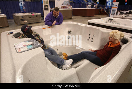 Mike Baele, un venditore con Master Terme di Newport Beach in California spiega i dettagli di una vasca calda di Barry e Ashley Wimberlay di Wentzville, Missouri durante la Spa, Sauna e Backyard building Show all'Chaifetz Arena di San Luigi a gennaio 31, 2010. Oltre 100 centri termali sono stati venduti durante i tre giorni di mostra. UPI/Bill Greenblatt Foto Stock