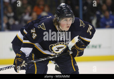 Louis Blues TJ Oshie attende la caduta del puck contro il Columbus Giacche Blu nel primo periodo al Scottrade Center di San Luigi il 30 gennaio 2010. UPI/Bill Greenblatt Foto Stock