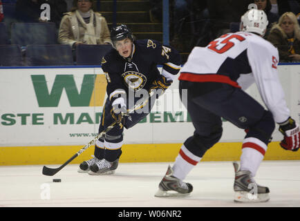 Louis Blues Oshie TJ (74) tenta di manuver il puck intorno a Washington capitelli Jeff Schultz nel primo periodo al Scottrade Center di San Luigi il 13 febbraio 2010. UPI/Bill Greenblatt Foto Stock