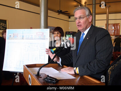 Come proprietario del ristorante Robbie Montgomery di Sweetie PieÕs, una soul food sorge accanto a un disegno del suo nuovo store, Missouri governatore Jay Nixon annuncia il popolare eatery sarà assegnato $425,227 in riconversione dei siti industriali in abbandono incentivi per aiutare ad aprire una terza posizione e creare 59 nuovi posti di lavoro. Il Brownfield credito fiscale programma prevede incentivi finanziari per la riqualificazione di commerciali o siti industriali che sono contaminati con sostanze pericolose e sono state abbandonate o sottoutilizzate. UPI/Bill Greenblatt Foto Stock