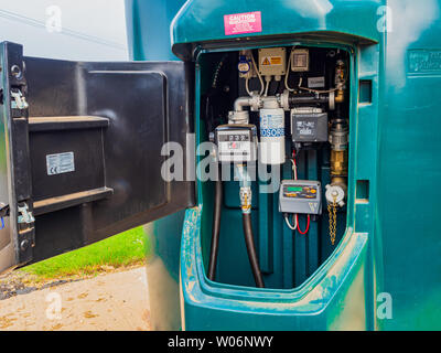 Vista del sistema di erogazione del carburante su un arlecchino provvista di elementi di contenimento diesel rosso serbatoio di stoccaggio Foto Stock