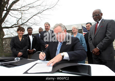 Missouri governatore Jay Nixon firma un ordine esecutivo creando un Missouri Guerra Civile Sesquicentennial commissione al Jefferson Barracks a San Louis il 2 aprile 2010. Tra le finalità della commissione sono per aumentare la consapevolezza e la comprensione del Missouri il ruolo nella guerra civile e a promuovere il turismo culturale nel Missouri per quanto riguarda la guerra civile e i suoi lasciti. UPI/Bill Greenblatt Foto Stock