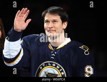 Louis Blues Paul Kariya onde per la folla durante una cerimonia in onore di Kariya per segnare il suo quattrocentesimo obiettivo di carriera prima di una partita contro i Dallas Stars al Scottrade Center di San Luigi il 3 aprile 2010. UPI/Bill Greenblatt Foto Stock