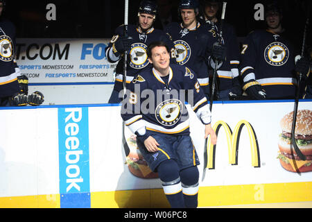 Louis Blues Paul Kariya prende il ghiaccio per una cerimonia in onore di lui per segnare il suo quattrocentesimo obiettivo di carriera prima di una partita contro i Dallas Stars al Scottrade Center di San Luigi il 3 aprile 2010. UPI/Bill Greenblatt Foto Stock