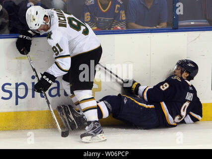 Louis Blues Paul Kariya (R) utilizza il suo bastone per tenere indietro Dallas Stars Brad Richards durante il terzo periodo al Scottrade Center di San Luigi il 3 aprile 2010. Louis ha vinto il gioco 2-1. UPI/Bill Greenblatt Foto Stock