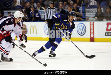 Louis Blues Paul Kariya (9) assume il puck passato Columbus Giacche Blu Marc Methot su una pausa a un modo nel primo periodo al Scottrade Center di San Luigi il 5 aprile 2010. UPI/Bill Greenblatt Foto Stock