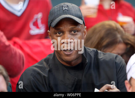 Ex New York Mets slugger Daryl orologi di fragola il Mets prendere su St. Louis Cardinals al Busch Stadium di St Louis il 18 aprile 2010. UPI/Bill Greenblatt Foto Stock