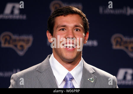 Louis Rams membro più recente, quarterback Sam Bradford, parla ai giornalisti a Rams Park nella città di Massa, Missouri on April 23, 2010, un giorno dopo aver selezionato No. 1 nel primo round della NFL. Bradford ha giocato il suo college football in Oklahoma. UPI/Bill Greenblatt Foto Stock