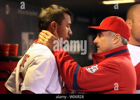 Louis Cardinals capo allenatore Barry Weinberg controlla il collo del lanciatore di partenza Kyle Lohse in panchina dopo il beccheggio del quarto inning per i cittadini di Washington al Busch Stadium di St Louis, 17 maggio 2010. Lohse rimaste in gioco. UPI foto/Bill Greenblatt Foto Stock