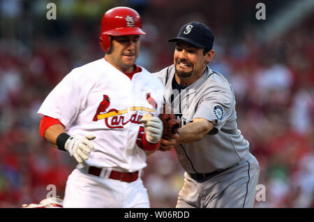 Seattle Mariners primo baseman Casey Kotchman tags St. Louis Cardinals Skip Schumaker fuori nella terza inning al Busch Stadium di St Louis il 15 giugno 2010. UPI/Bill Greenblatt Foto Stock