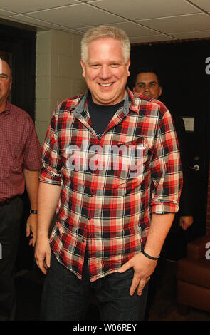 Conservative talk-show host Glenn Beck entra il Busch Stadium per assistere alla Oakland A's -St. Louis Cardinals Baseball gioco in San Louis il 19 giugno 2010. UPI/Bill Greenblatt Foto Stock