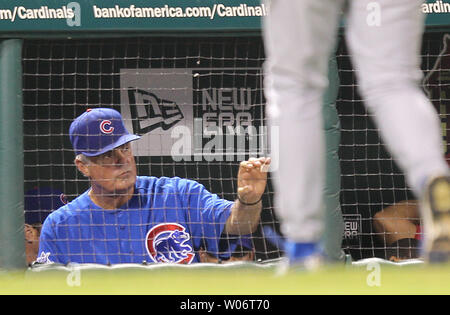 Chicago Cubs manager Lou Pinella guarda come pitching coach Larry Rothschild ritorna in panchina dopo aver parlato al lanciatore Justin Berg nel settimo inning al Busch Stadium di St Louis il 13 agosto 2010. Louis ha vinto il gioco 6-3. UPI/Bill Greenblatt Foto Stock