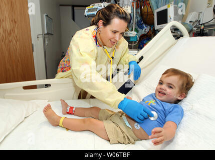 L'infermiera Jennifer gru controlla i segni vitali dei due anni di Owen Stark nella sua stanza di ospedale in ospedale per bambini in San Luigi il 27 agosto 2010. Stark che soffre di ipertensione arteriosa polmonare, una malattia in cui le navi dai polmoni al cuore sono così ristretti che il flusso di sangue è difficile, diventa la persona più giovane al mondo ad essere impiantato con un polmone artificiale. Il dispositivo chiamato NovaLung, utilizza tubi impiantati nel torace per far circolare il sangue, mentre una casella al di fuori del corpo agisce come una sostituzione del polmone. I medici presso l'Ospedale chiesero la FDA per uso NovaLung per mantenere Foto Stock