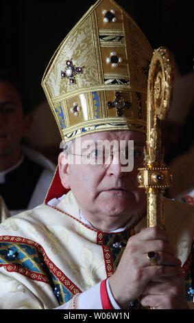 Ex l'Arcivescovo di Saint Louis, Raymond Burke mostrato in questo 8/17/2008 i file foto, è stato nominato un nuovo Cardinale da Papa Benedetto XVI durante il suo normale mercoledì in udienza in Vaticano il 20 ottobre 2010. Burke, 62, è stato a San Louis per quattro anni prima di lasciare nel 2008 per diventare capo Vaticano corte suprema. UPI/Bill Greenblatt/file Foto Stock