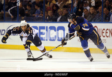 Louis Blues Oshie TJ (R) e Atlanta Thrashers Chris Thorburn raggiungere per il puck durante il primo periodo alla Scottrade Center di San Luigi il 30 ottobre 2010. UPI/Bill Greenblatt Foto Stock