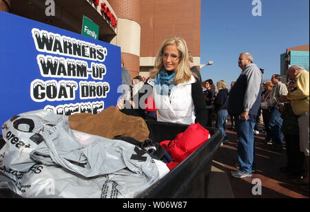 Brenda Warner, moglie dell'ex San Louis Rams quarterback Kurt Warner, controlli sulle donazioni effettuate durante l annuale Warners' inverno il riscaldamento prima di Carolina Panthers-St. Louis Rams Football gioco presso la Edward Jones Dome a St. Louis, il 31 ottobre 2010. La manifestazione annuale raccoglie quasi 20 mila cappotti per coloro che ne hanno bisogno. UPI/Bill Greenblatt Foto Stock