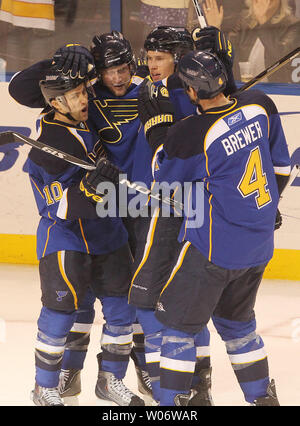 Louis Blues David Backes (secondo da sinistra) celebra il suo primo periodo di gol contro il Nashville Predators con Andy McDonald (10) Erik Johnson (secondo da destra) e Eric Brewer al Scottrade Center di San Louis il 11 novembre 2010. UPI/Bill Greenblatt Foto Stock
