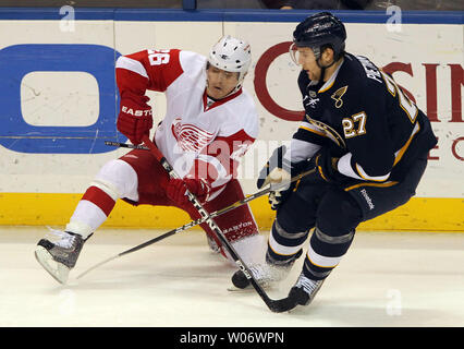 Ali rosse di Detroit Jiri Hudler (L) e San Louis Blues Alex Pietrangelo andare punta a punta nel primo periodo al Scottrade Center di San Louis su dicembre 23, 2010. UPI/Bill Greenblatt Foto Stock