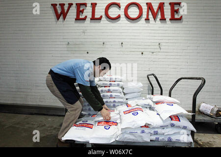Negozio di generi alimentari clerk Nathan Thomas off carica un nuovo carrello di salgemma al Schnucks drogheria in Ladue, Missouri il 31 gennaio 2011. I funzionari si stanno preparando per un inverno blizzard con la possibilità di un piede di neve caduta dopo un pollice di congelamento piogge plus 30-40 miglia orarie si snoda nei prossimi due giorni. UPI/Bill Greenblatt Foto Stock