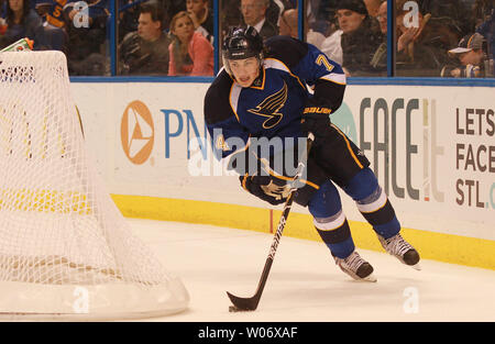 Louis Blues TJ Oshie porta il puck da tutto il suo obiettivo per il secondo periodo contro il Vancouver Canucks al Scottrade Center di San Luigi il 14 febbraio 2011. UPI/Bill Greenblatt Foto Stock
