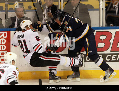 Louis Blues Oshie TJ (R) livelli Chicago Blackhawks Hossa mariano della Repubblica Slovacca nel primo periodo al Scottrade Center di San Luigi il 21 febbraio 2011. UPI/Bill Greenblatt Foto Stock