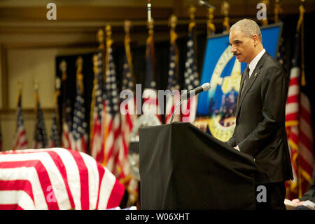 US Attorney General Eric Holder offre commento durante un memoriale di servizio per vice U.S. Il maresciallo Giovanni B. Perry a Powell Symphony Hall di San Luigi il 13 marzo 2011. Perry, 48, che è stato ucciso mentre si serve di un mandato di arresto a casa il 8 marzo è stato un anno di dieci veterano dell'U.S. Esegue il marshalling di ufficio. UPI/Shane T. McCoy/STATI UNITI Esegue il marshalling di office Foto Stock