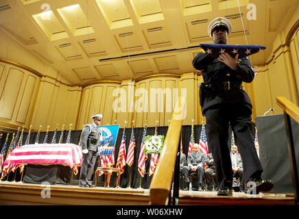 Un membro del San Luigi del dipartimento di polizia di guardia d'onore si prepara ad offrire una bandiera americana alla famiglia del Vice Maresciallo statunitense John Perry durante un memoriale di servizio a Powell Symphony Hall di San Luigi il 13 marzo 2011. Perry, 48, morì il 13 marzo dalle ferite di armi da fuoco mentre si serve di un mandato di arresto in una casa. UPI/Shane T. McCoy /US Marescialli Foto Stock