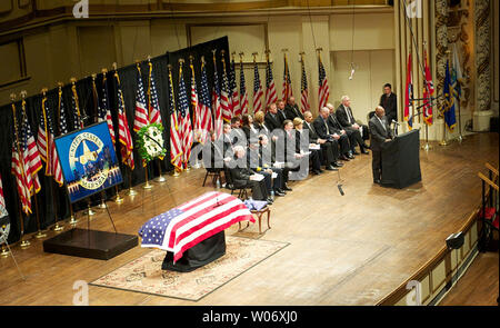 Stati Uniti Il maresciallo per il quartiere orientale del Missouri, William Siberto, offre commento durante un memoriale di servizio per vice U.S. Il maresciallo Giovanni B. Perry a Powell Symphony Hall di San Luigi il 13 marzo 2011. Perry, 48, morì dalle ferite di armi da fuoco ha ricevuto mentre si serve di un mandato di arresto su una residenza in data 8 marzo. Perry è stato assegnato per gli Stati Uniti Esegue il marshalling di distretto orientale del Missouri di St. Louis a partire da luglio 2005, dove ha servito come leader di un team il fuggitivo e della task force è stato il districtÕs istruttore di armi da fuoco.ÊUPI/Shane T. McCoy / US Marescialli Foto Stock