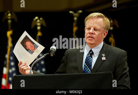 San Luigi funzionario di polizia, e DEGLI STATI UNITI Marshalling dei Task Force Officer Jeff Helbling offre commento durante un memoriale di servizio per vice U.S. Il maresciallo Giovanni B. Perry a Powell Symphony Hall di San Luigi il 13 marzo 2011. Perry, 48, è morto il 8 marzo, dalle ferite di armi da fuoco ha ricevuto mentre si serve di un mandato di arresto su una residenza a St. Louis. UPI/Shane T. McCoy / US Marescialli Foto Stock