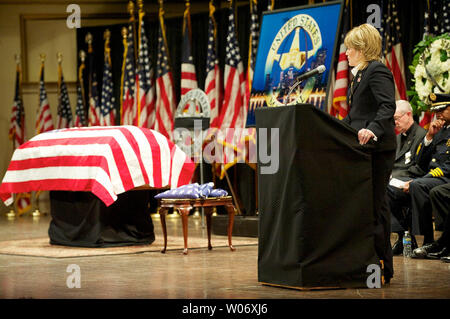 Stati Uniti Esegue il marshalling Service Director Hylton Stacia offre commento durante un memoriale di servizio per vice U.S. Il maresciallo Giovanni B. Perry a Powell Symphony Hall di San Luigi il 13 marzo 2011. Perry, 48, è stato ucciso mentre si serve di un mandato di arresto su una residenza in data 8 marzo. UPI/ Shane T. McCoy /U.S. Esegue il marshalling Foto Stock