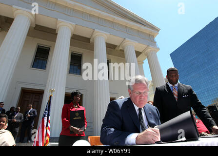 All'ombra del tribunale vecchio, casa del famoso Dred Scott caso, Missouri governatore Jay Nixon segni un diritto di veto per il Missouri Senate Bill 188 a St. Louis, il 29 aprile 2011. Nixon dice che ha messo il veto al disegno di legge perché essa minerebbe disposizioni chiave del Missouri legge sui Diritti Umani e vorrei eseguire il rollback di decenni di progressi nella protezione dei diritti civili. UPI/Bill Greenblatt Foto Stock