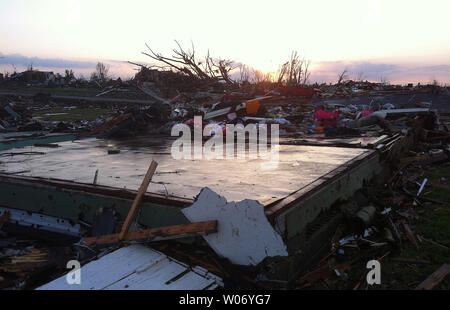 La fondazione di una casa è tutto ciò che rimane come il sole sorge a Joplin, Missouri il 24 maggio 2011, dopo un tornado ha distrutto la maggior parte della città il 22 maggio 2011. Gli equipaggi saranno fuori di nuovo la ricerca di quelle che possono essere intrappolati nelle case. Diciassette persone sono state soccorse mentre 116 sono stati trovati morti. UPI/Rick Meyer Foto Stock