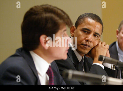 In questo mese di giugno 20, 2005 file foto ex Illinois il senatore Barack Obama (R) guarda come ex Illinois Gov. Rod Blagojevich parla di un municipio incontro a Saint Louis University di San Louis. Blagojevich è stato trovato colpevole su 17 dei 20 corruzione federale conta, compresi il tentativo di vendere Barack Obama è liberato U.S. Sede del Senato il 27 giugno 2011 a Chicago. UPI/Bill Greenblatt/file Foto Stock