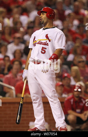 Louis Cardinals pastella Albert Pujols mostra il suo dispiacere con un chiamato terzo sciopero da home plate arbitro ed Rapuano nel settimo inning al Busch Stadium di St Louis di Luglio 8, 2011. UPI/Bill Greenblatt Foto Stock