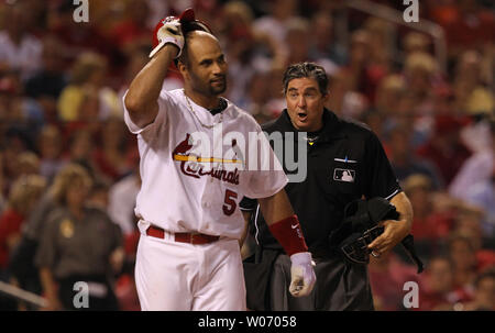 Home plate arbitro ed Rapuano ha alcune parole di separazione per St. Louis Cardinals pastella Albert Pujols dopo la chiamata di un terzo sciopero nel settimo inning contro l'Arizona Diamondbacks al Busch Stadium di St Louis di Luglio 8, 2011. UPI/Bill Greenblatt Foto Stock