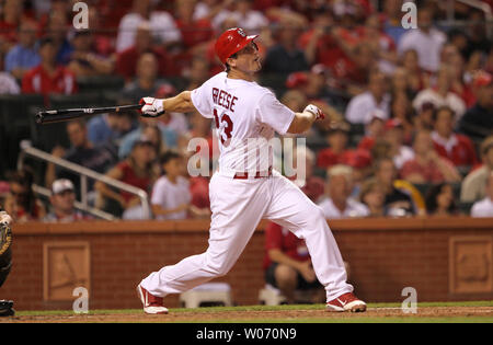 Louis Cardinals David Freese guarda il suo due RBI singola goccia in rightfield per il conduttore contro i pirati di Pittsburgh in quinta inning al Busch Stadium di St Louis il 23 agosto 2011. UPI/Bill Greenblatt Foto Stock