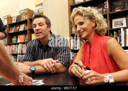 Brenda Warner e ex San Louis Rams e Arizona Cardinals quarterback Kurt Warner, guardare memorabilia che alcuni hanno portato ad ottenere firmato, durante una booksigning del suo nuovo libro, "una telefonata , a Barnes and Noble in Ladue, Missouri il 13 settembre 2011. Il libro, un ricordo, parla di Warner le sfide della vita e la sua fede incrollabile. UPI/Bill Greenblatt Foto Stock