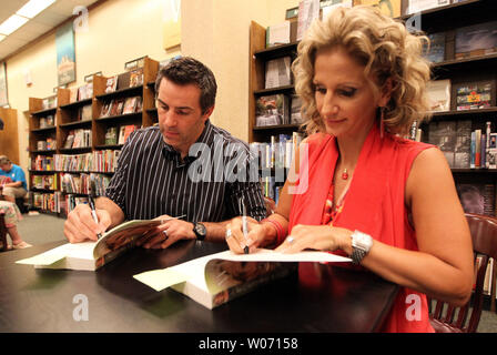 Brenda Warner e il marito ex San Louis Rams e Arizona Cardinals quarterback Kurt Warner, firmare copie del suo nuovo libro, una telefonata,' durante un libro firma presso il Barnes and Noble in Ladue, Missouri il 13 settembre 2011. Il libro, un ricordo, parla di Warner le sfide della vita e la sua fede incrollabile. UPI/Bill Greenblatt Foto Stock