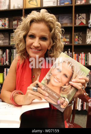 Brenda Warner, moglie dell'ex San Louis Rams e Arizona Cardinals quarterback Kurt Warner, contiene una copia del suo nuovo libro, una telefonata,' durante un libro firma presso il Barnes and Noble in Ladue, Missouri il 13 settembre 2011. Il libro, un ricordo, parla di Warner le sfide della vita e la sua fede incrollabile. UPI/Bill Greenblatt Foto Stock