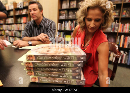 Brenda Warner e ex San Louis Rams e Arizona Cardinals quarterback Kurt Warner, prepararsi a firmare copie del suo nuovo libro, "una telefonata,' durante un libro firma presso il Barnes and Noble in Ladue, Missouri il 13 settembre 2011. Il libro, un ricordo, parla di Warner le sfide della vita e la sua fede incrollabile. UPI/Bill Greenblatt Foto Stock