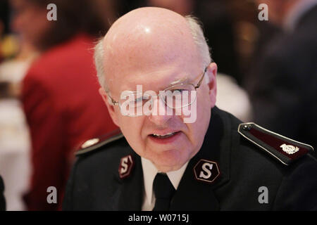 Esercito della salvezza Comandante Nazionale, Commissario William A. Roberts parla con gli amici durante l'Esercito della Salvezza Consiglio consultivo nazionale incontro a San Luigi, il 15 settembre 2011. UPI/Bill Greenblatt Foto Stock