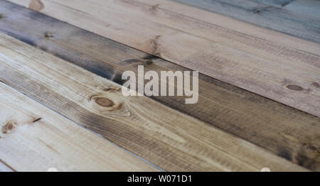 Riparazione e decorazione. Campioni di rispettosi dell'ambiente per il rivestimento di pavimenti in legno - olio-cera in diversi colori Foto Stock