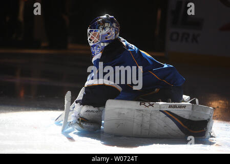 Louis Blues goaltender Brian Elliott si estende prima di una partita contro le fiamme di Calgary al Scottrade Center di San Luigi il 25 novembre 2011. UPI/Bill Greenblatt Foto Stock