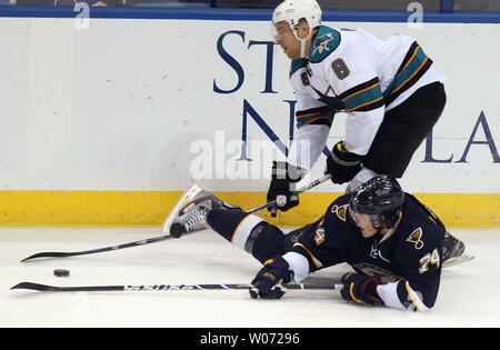 Louis Blues T.J. Oshie (74) tenta di tenere il puck da San Jose Sharks Joe Pavelski dal ghiaccio nel primo periodo al Scottrade Center di San Luigi a dicembre 10, 2011. UPI/Bill Greenblatt Foto Stock