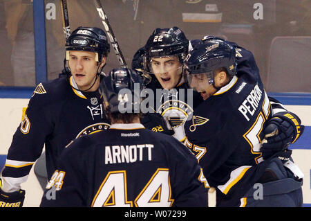 Louis Blues Kevin Shattenkirk (22) celebrats il suo primo periodo obiettivo con i compagni di squadra Alexander Steen (L) David Perron (57) e Jason Arnott (44) contro gli squali di San Jose al Scottrade Center di San Luigi a dicembre 10, 2011. UPI/Bill Greenblatt Foto Stock